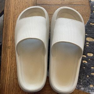 Size 40-41 Pillow Slides